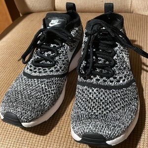 i am selling these black and white Nike air max thea ultras!